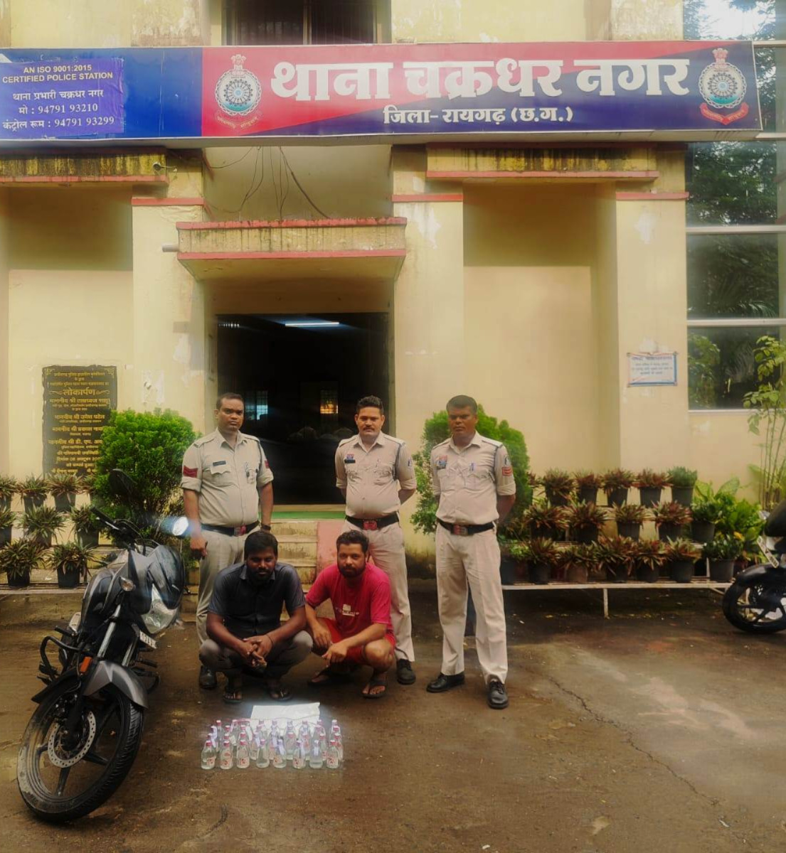 मोटरसायकल से शराब तस्करी करते दो आरोपी गिरफ्तार, मोटर सायकल और शराब जप्त
